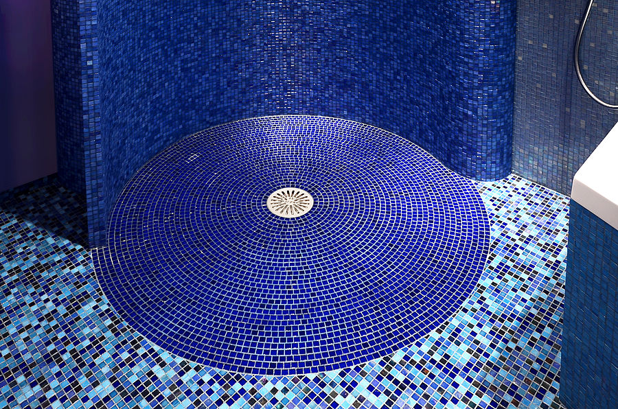 Golvbrunn med elegant mosaik golv.