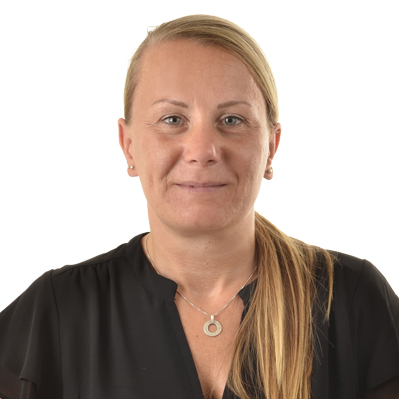 Profilbild av Carina Björkqvist med vit bakgrund