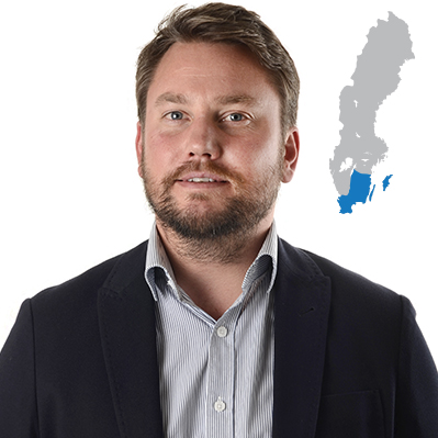 Profilbild av Niclas Jönsson med blågrå karta i bakgrunden
